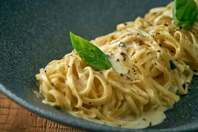 spaghetti-pasta-cacho-pepe-gray-plate-wooden-background-creamy-pasta