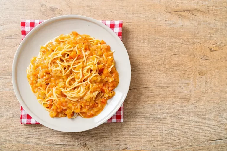 spaghetti-pasta-with-creamy-tomato-sauce-pink-sauce