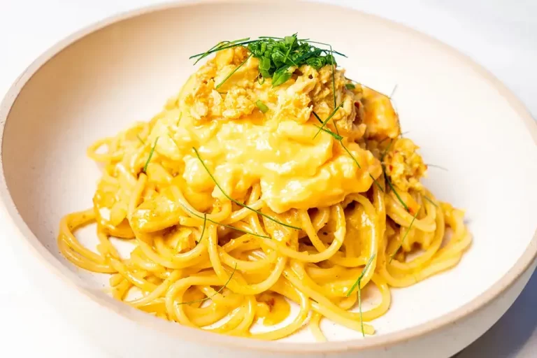 vecteezy_spaghetti-creamy-spicy-coconut-crab-fusion-food-style_17448903_577